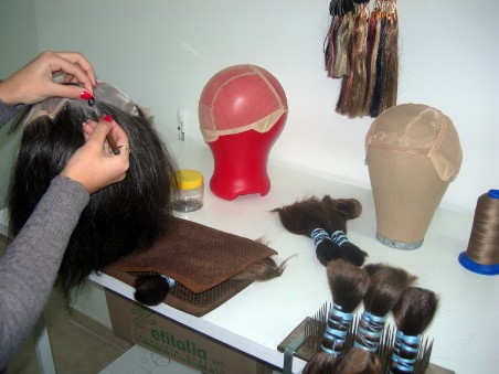 Produzione artigianale, fabbrica protesi di capelli a perrucche
